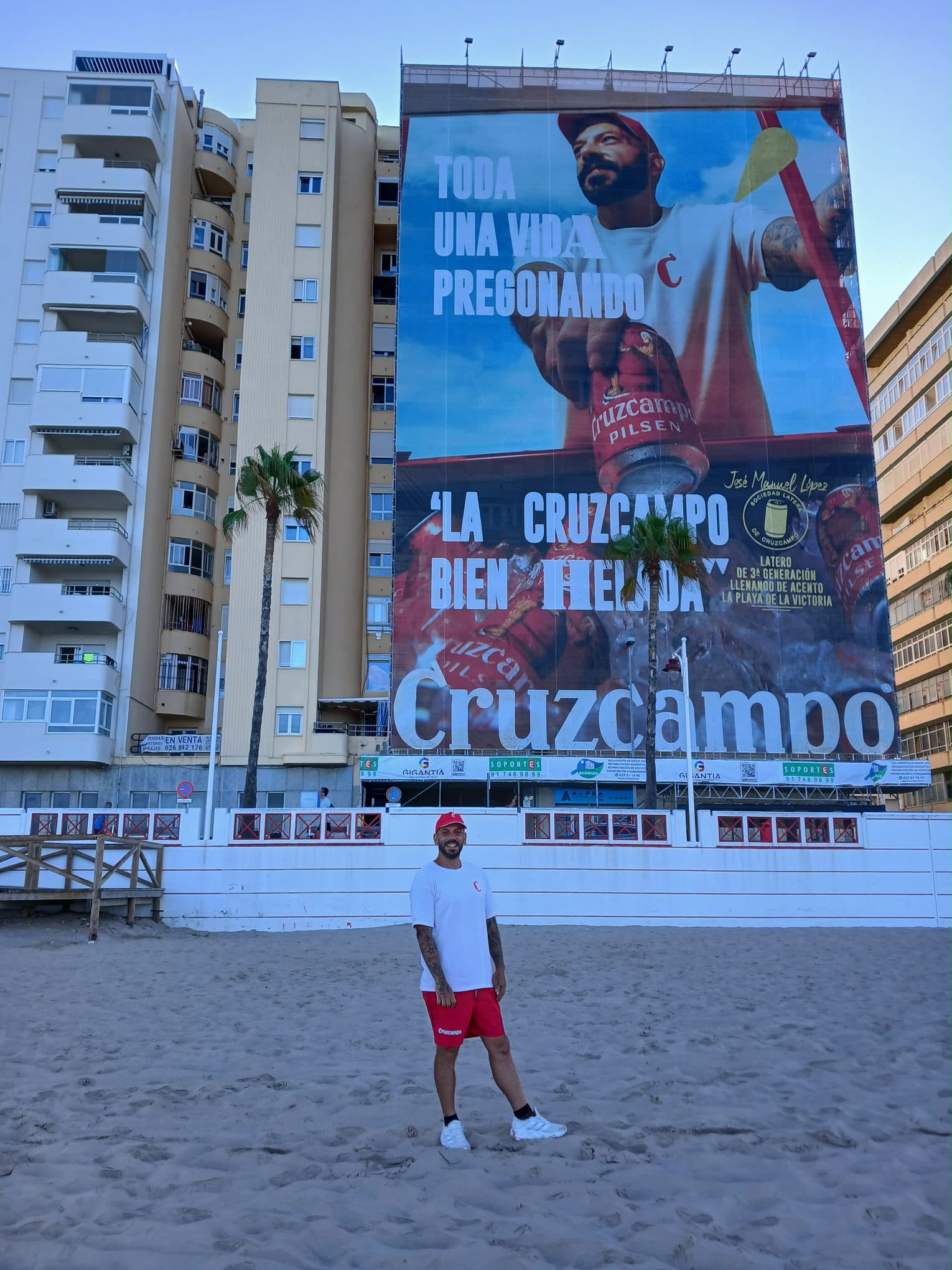 Campaña de Cruzcampo con Latero Playero en un gran mural junto a la playa